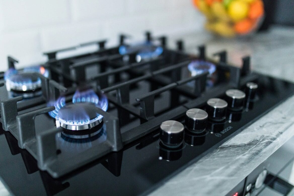 Gas cooker hob with gas ring burners